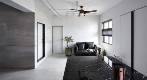 Để căn hộ không đơn điệu và lạnh lẽo, chủ nhà đã chú trọng thiết kế nội thất và ánh sáng từ trần