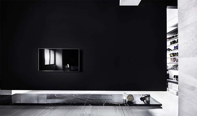 Bức tường màu đen giúp phòng khách thêm nổi bật