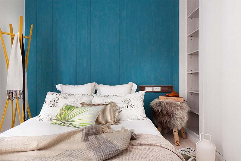 Tủ quần áo phía đầu giường được sơn màu xanh biển theo sở thích của chủ nhà