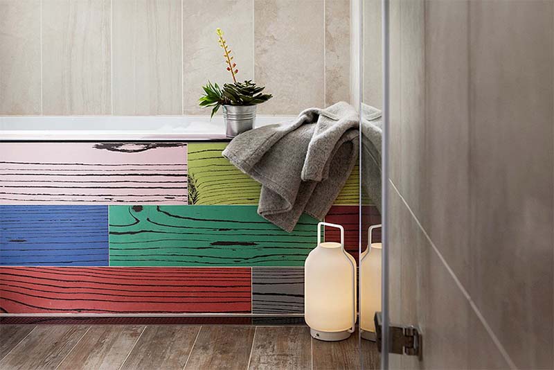 Bồn tắm được trang trí theo đúng chủ đề căn hộ nhiều màu sắc mà chủ nhà đặt ra.